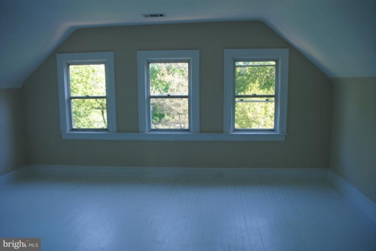 2418 Ken Oak Road Baltimore, MD 21209 - Photo 2 of 18 3rd floor bedroom