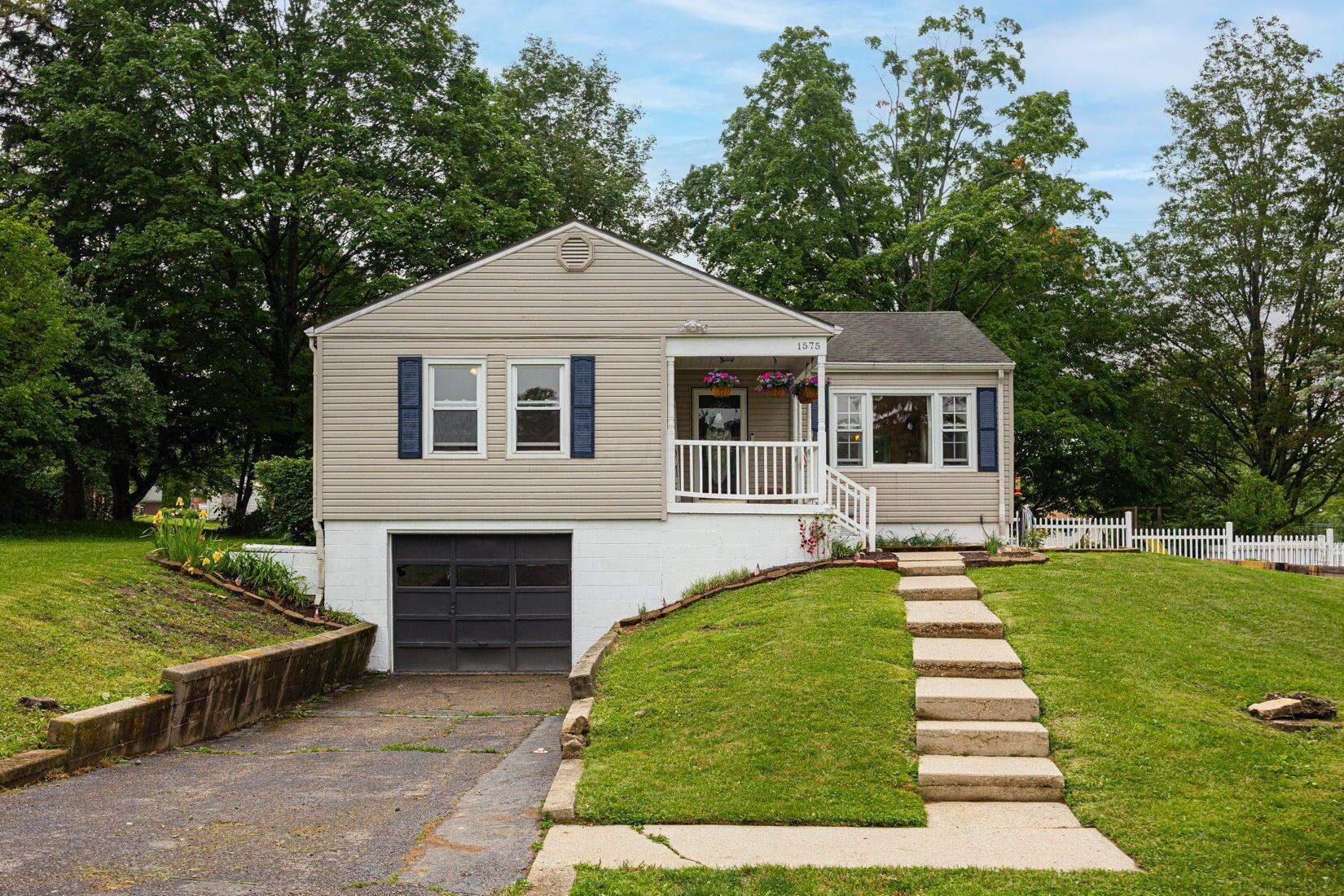 1575 Ridgeway Drive Springfield, OH 45506 - Photo 2 of 61 2-web-or-mls-Aric Gibson - 1575 Ridgeway