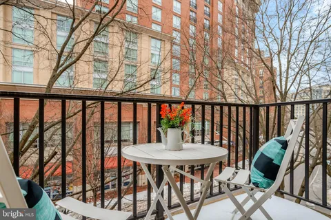 $835,000 | 2121 Jamieson Avenue, Unit 401, Alexandria, VA 22314