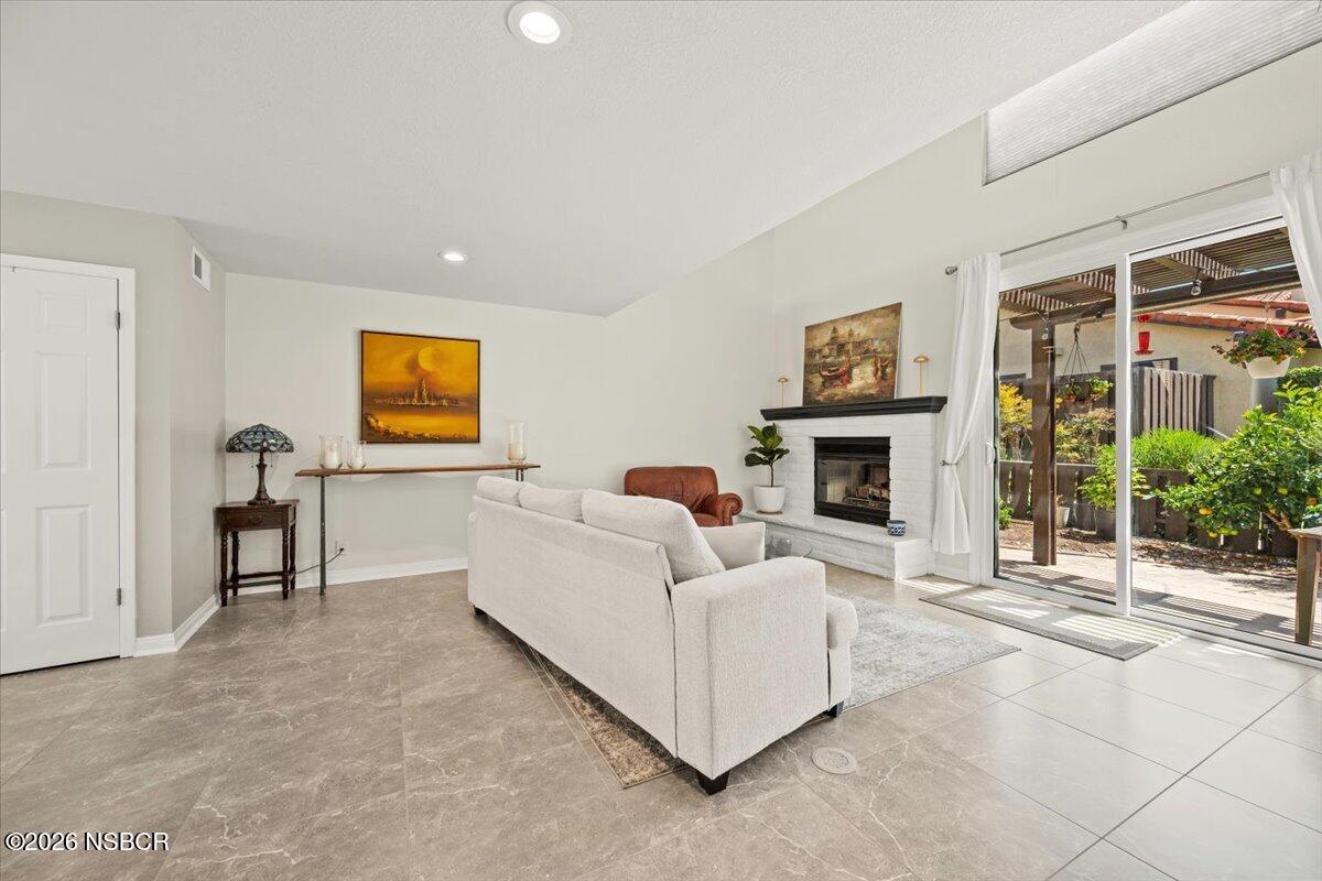 154 Abbey Road Santa Maria, CA 93455 - Photo 7 of 44 11-Living Room