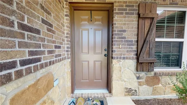 view of front door