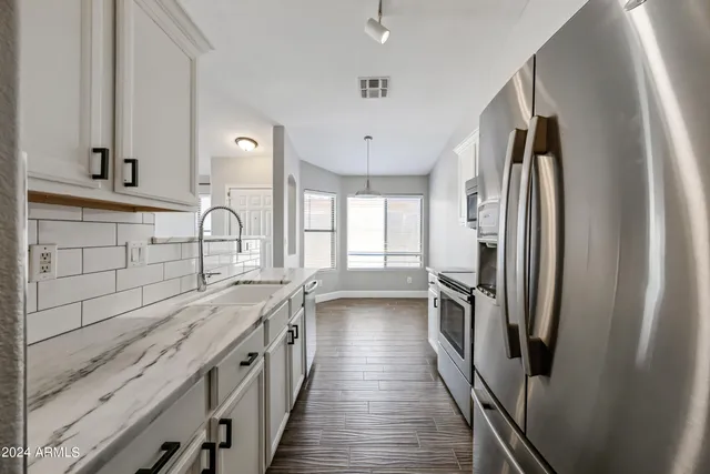 $2,300 | 2075 South Peppertree Drive, Gilbert, AZ 85295