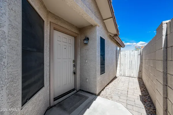 $2,200 | 2075 South Peppertree Drive, Gilbert, AZ 85295