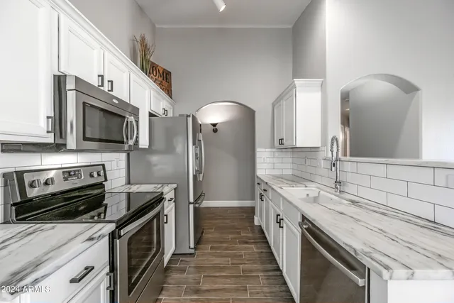 $2,300 | 2075 South Peppertree Drive, Gilbert, AZ 85295