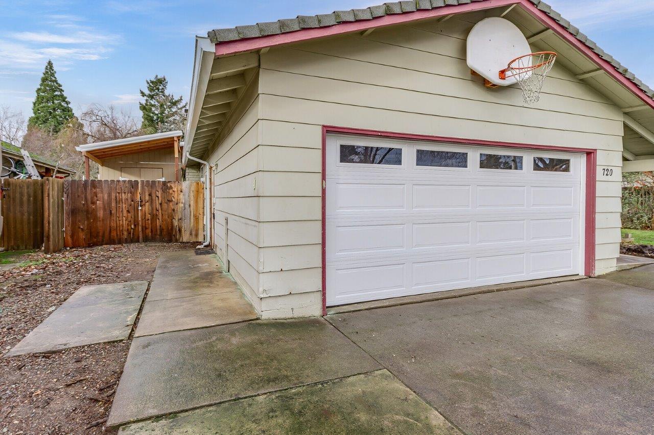720 Freeman Road Central Point, OR 97502 - Photo 2 of 33 2