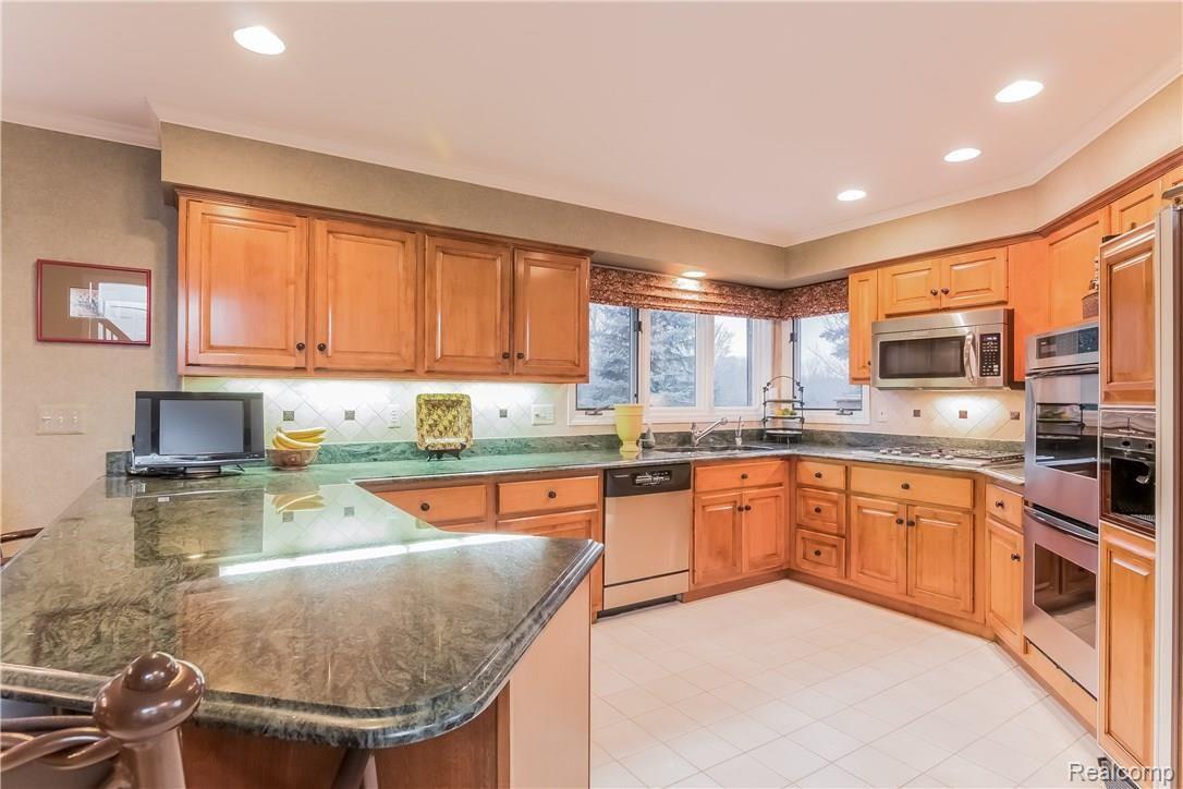 4037 Oak Tree Circle Rochester, MI 48306 - Photo 11 of 55 011-Kitchen-2337548-large.jpg