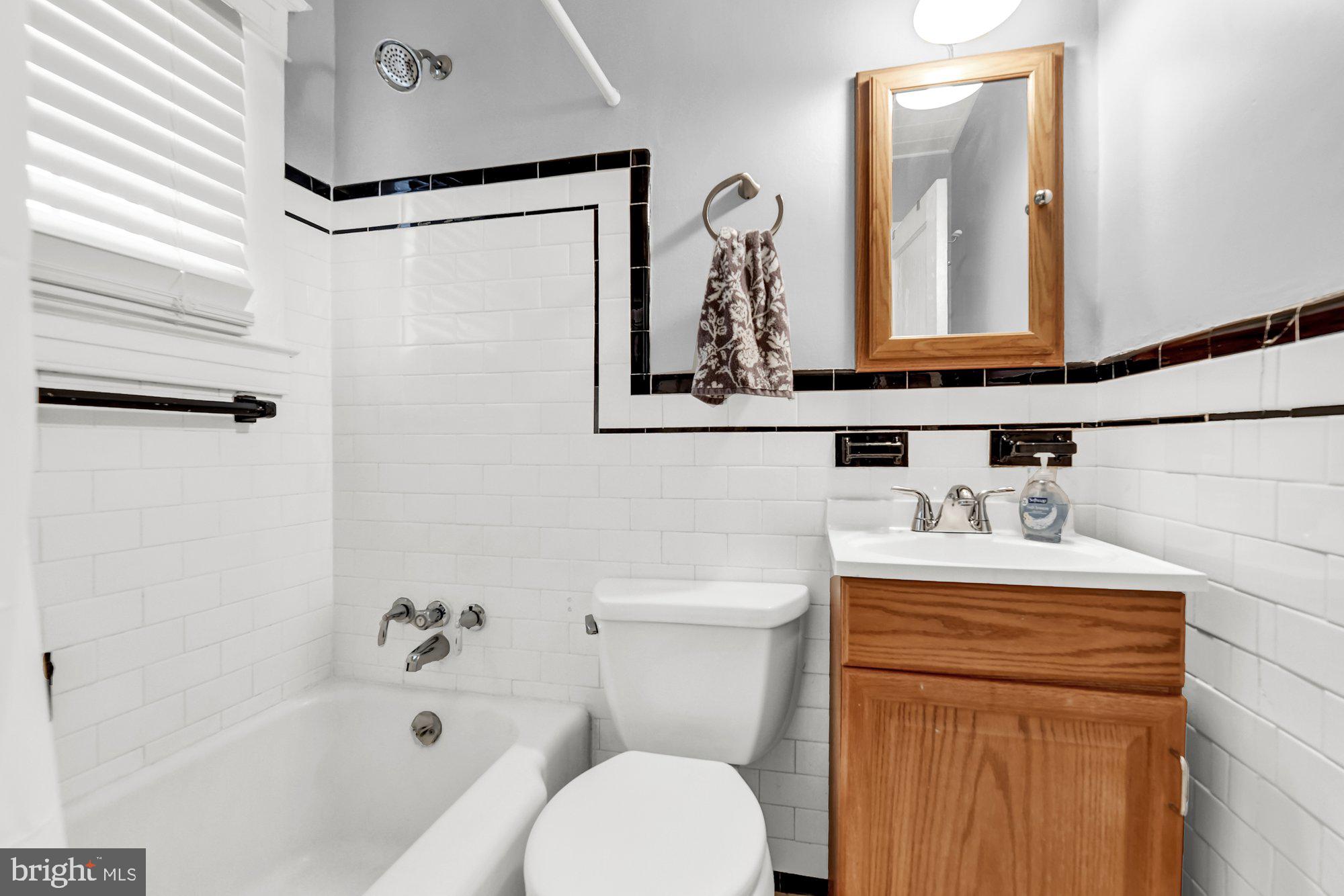 648 Aldershot Road Baltimore, MD 21229 - Photo 16 of 39 Main level full bath
