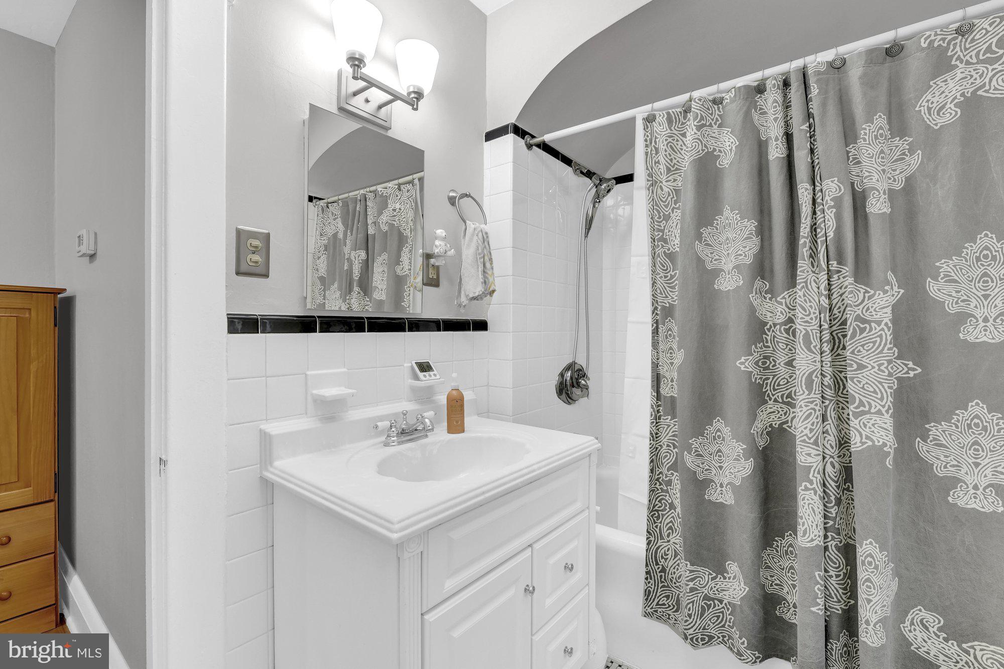 648 Aldershot Road Baltimore, MD 21229 - Photo 30 of 39 Upper level main bathroom