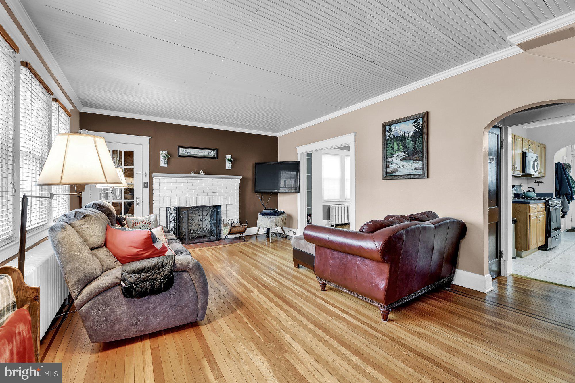 648 Aldershot Road Baltimore, MD 21229 - Photo 7 of 39 Spacious living room w/wood burning fireplace