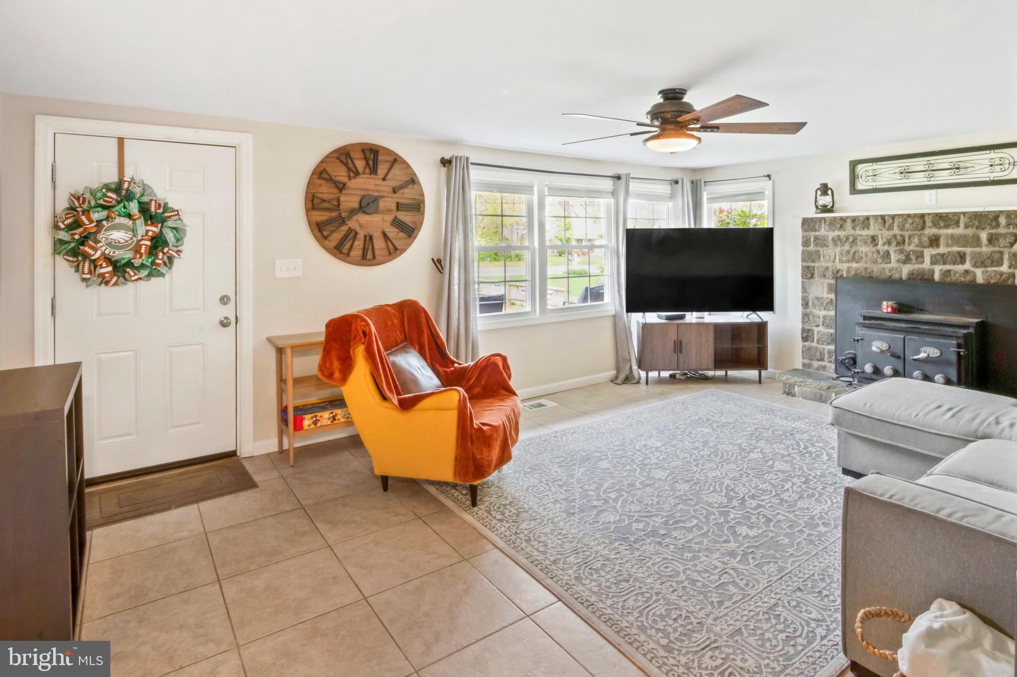 116 Rieck Avenue Millville, NJ 08332 - Photo 3 of 26 Foyer/Living Room