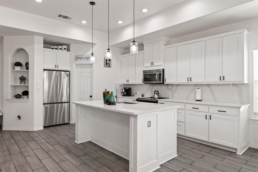 150 Browning Court Springtown, TX 76082 - Photo 4 of 36