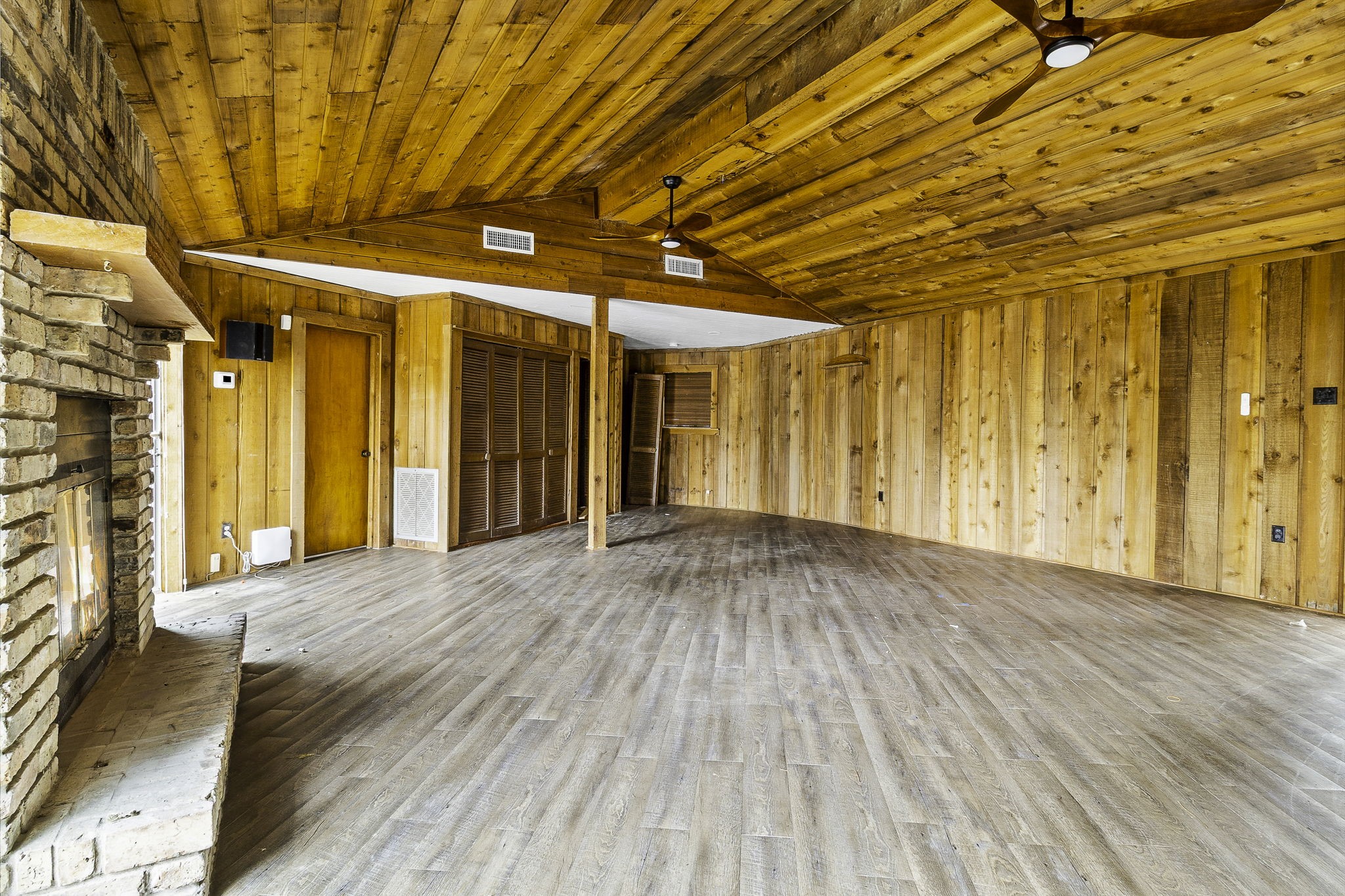 1542 Hillbilly Heaven Road Livingston, TX 77351 - Photo 8 of 27 a view of hallway with wooden floor