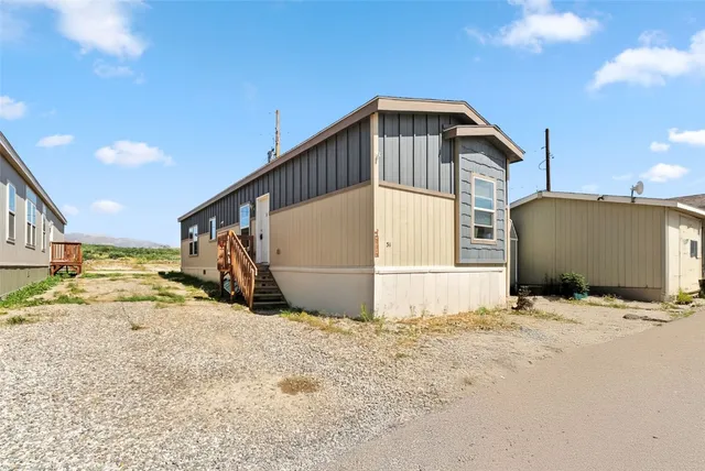 a view of a house with backyard