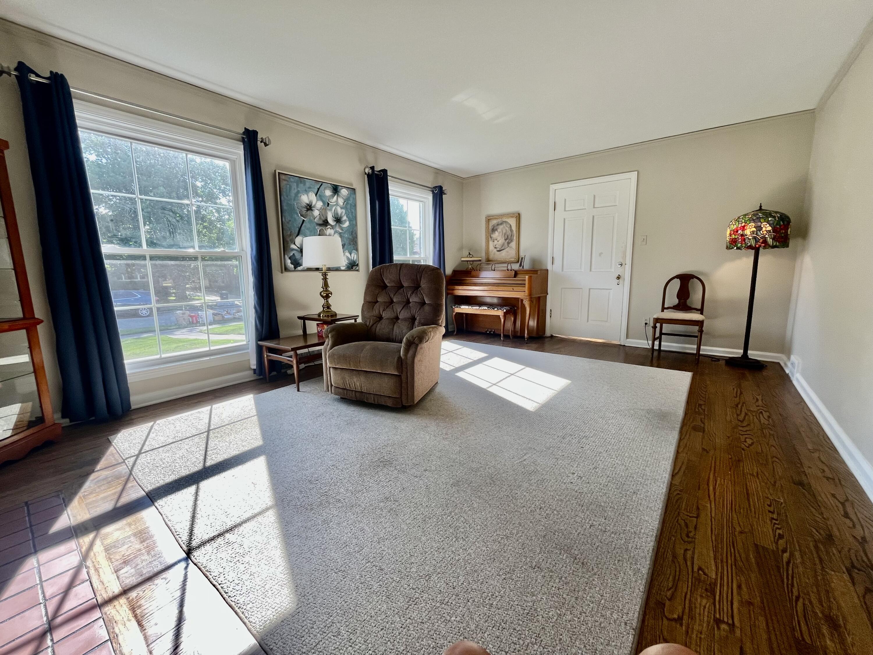 392 Neff Road Grosse Pointe, MI 48230 - Photo 11 of 42 Living room