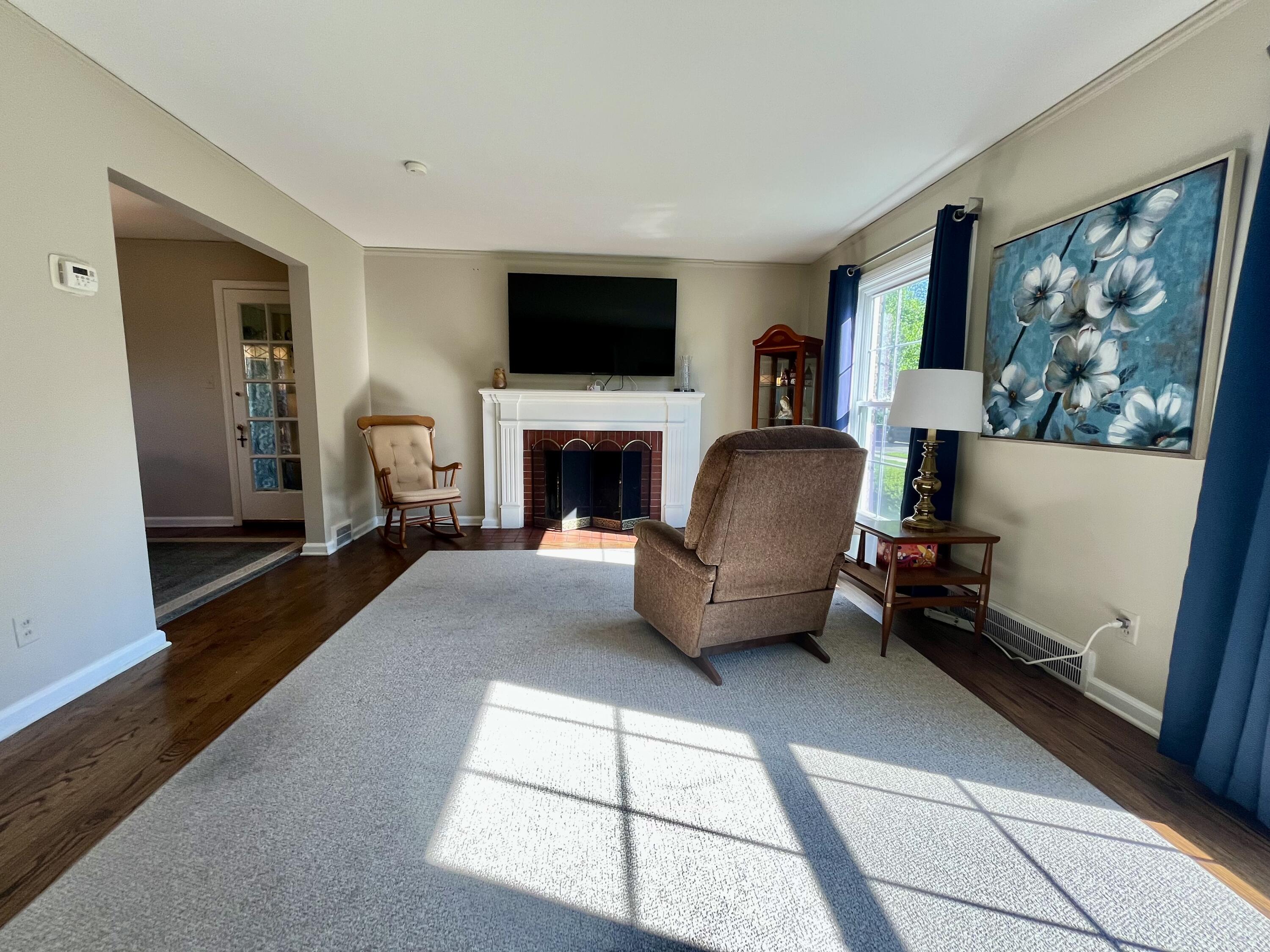 392 Neff Road Grosse Pointe, MI 48230 - Photo 12 of 42 Living room