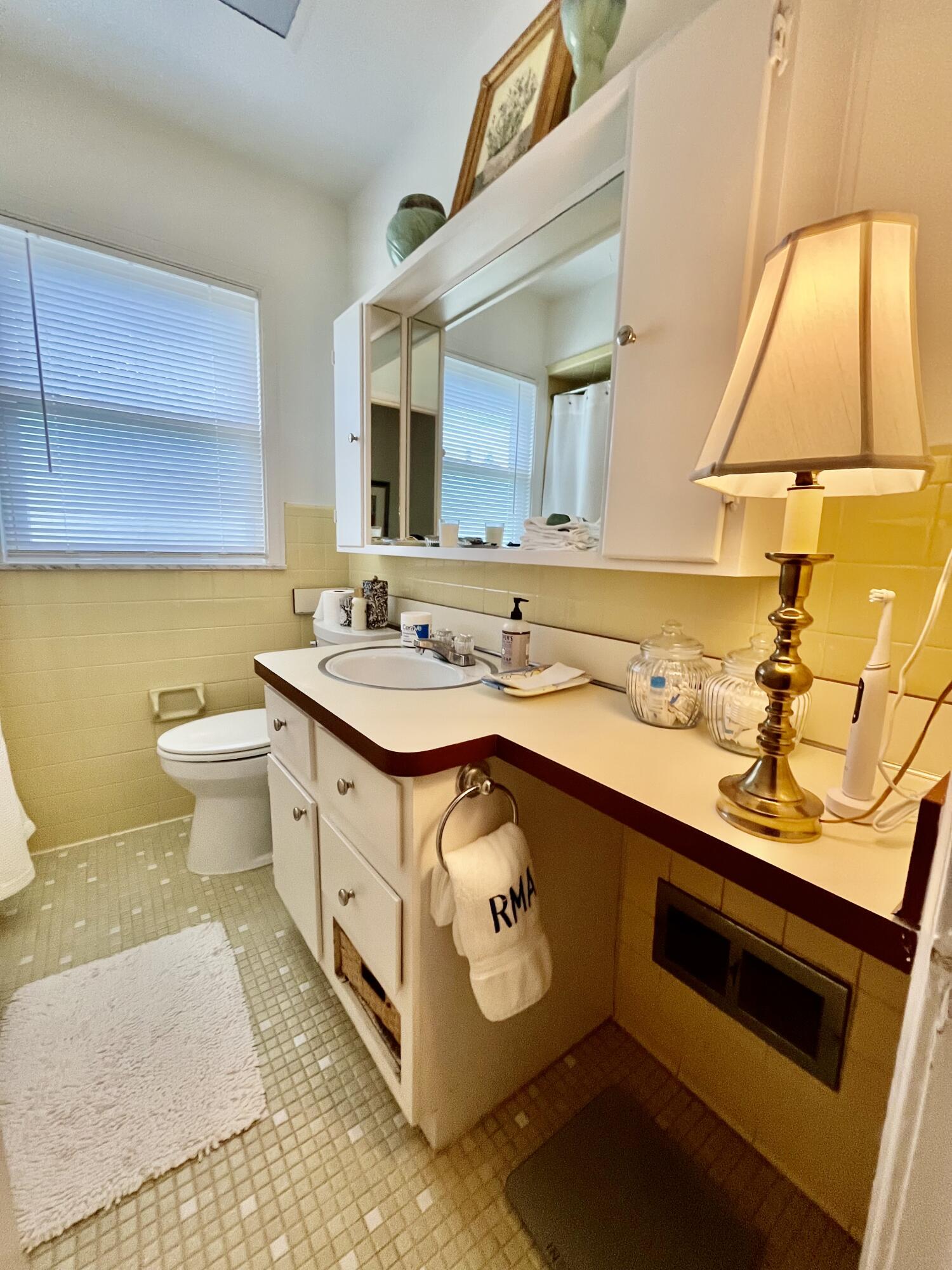 392 Neff Road Grosse Pointe, MI 48230 - Photo 32 of 42 Upper bathroom