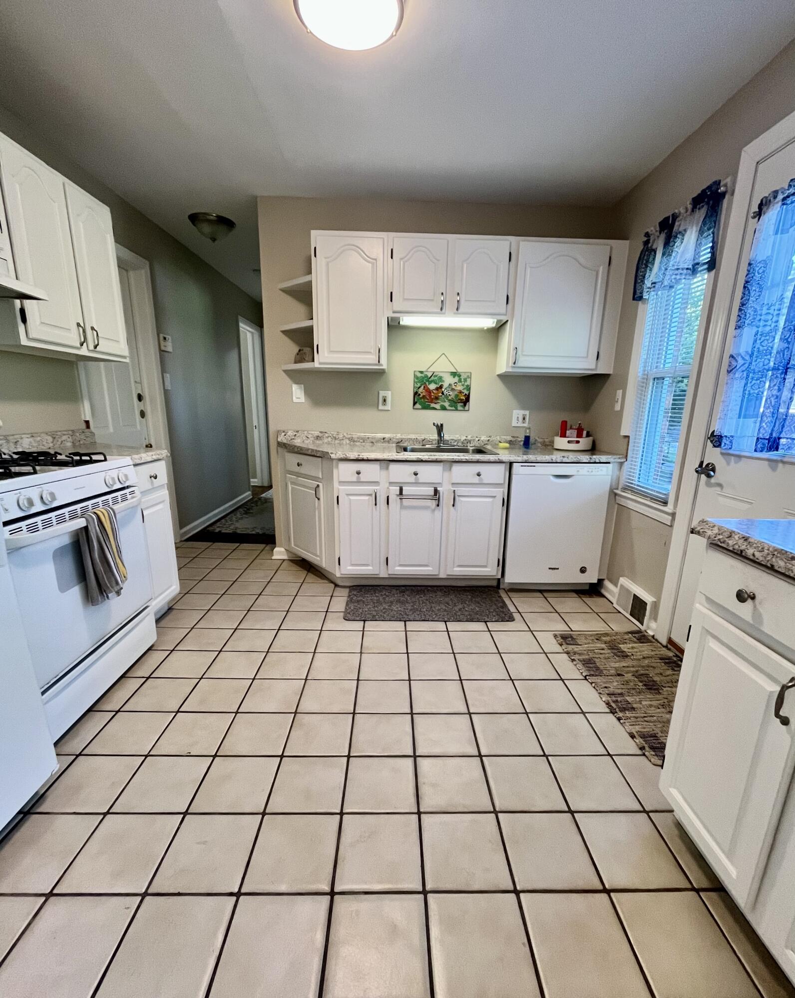 392 Neff Road Grosse Pointe, MI 48230 - Photo 8 of 42 Kitchen