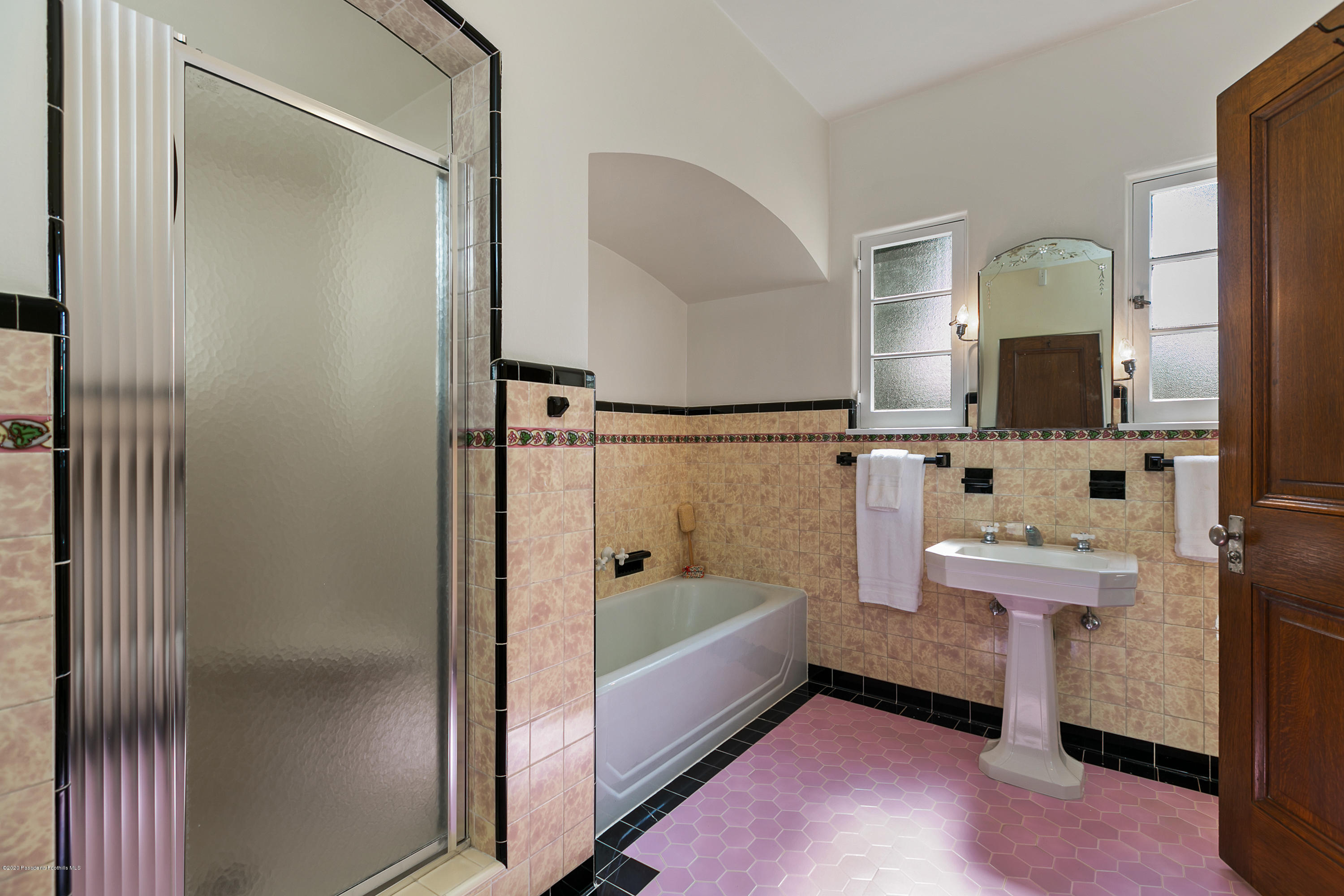 1691 Meadowbrook Road Altadena, CA 91001 - Photo 18 of 35 a bathroom with a bathtub sink mirror and toilet