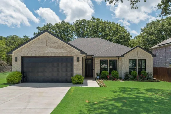 $290,000 | 112 Indian Oaks Trail, West Tawakoni, TX 75474
