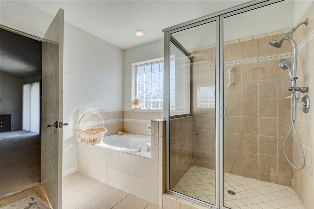 19783 Lara Lane Apple Valley, CA 92308 - Photo 25 of 42 a bathroom with a tub and shower