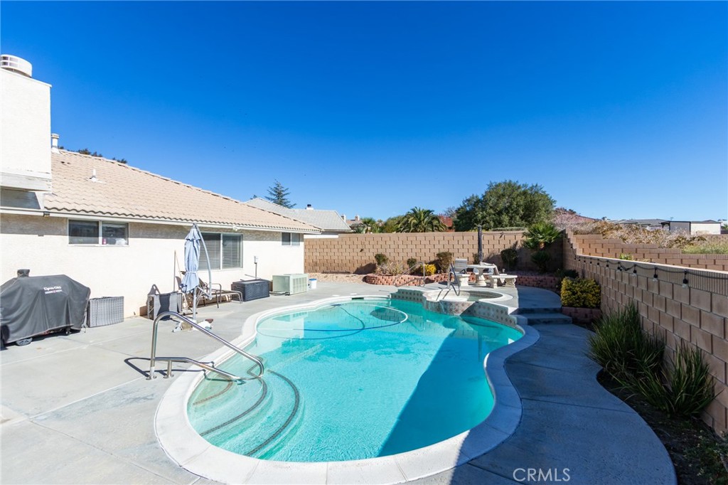 19783 Lara Lane Apple Valley, CA 92308 - Photo 36 of 42 a view of a house with swimming pool and sitting area