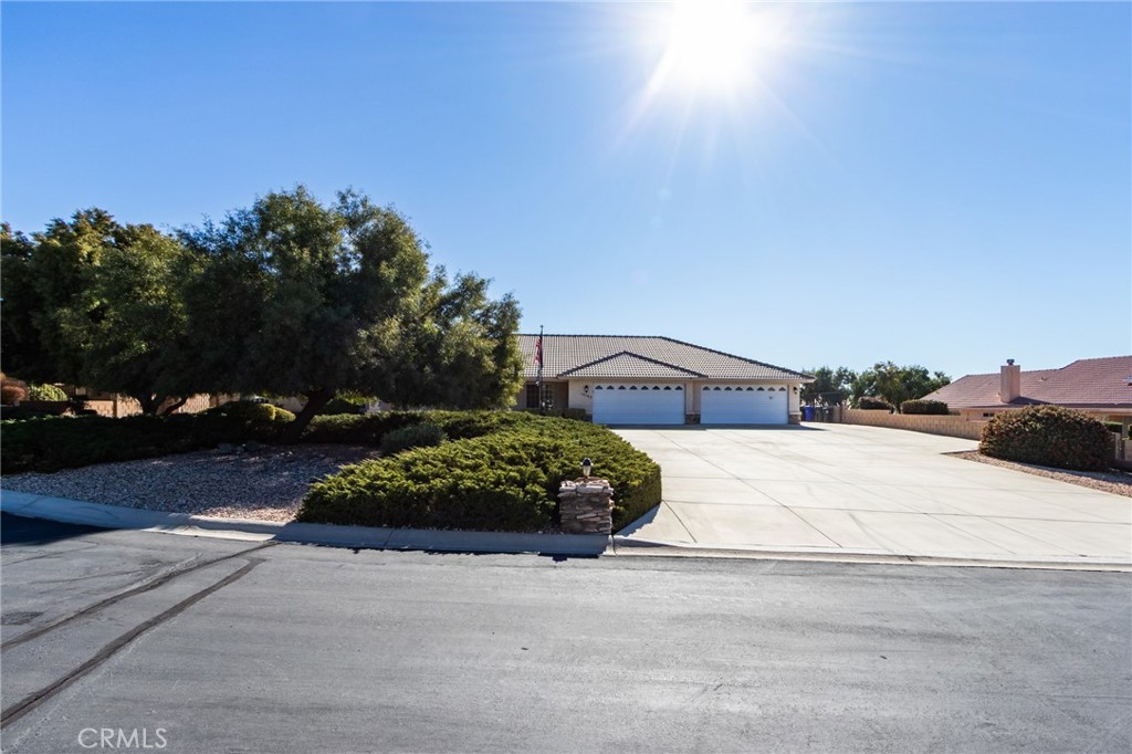 19783 Lara Lane Apple Valley, CA 92308 - Photo 6 of 42 a street view with a outdoor space