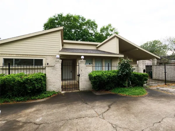 $2,500 | 5231 Beechnut Street, Houston, TX 77096