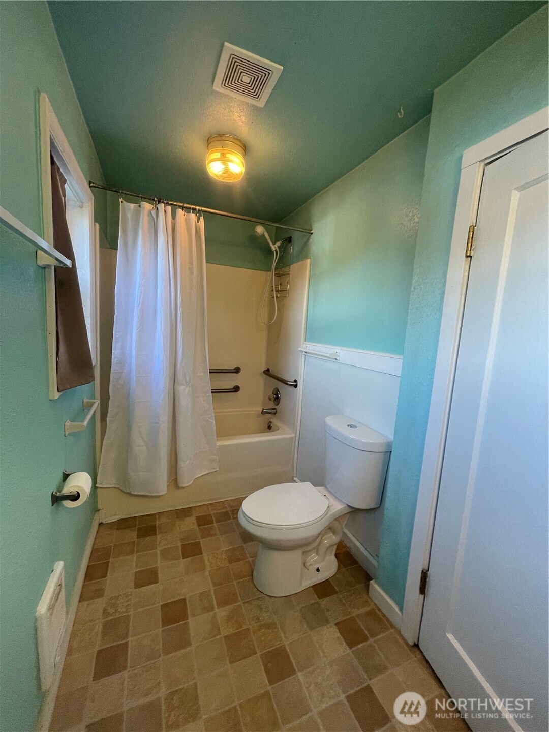 1052 Ballentine Street Raymond, WA 98577 - Photo 10 of 14 a bathroom with a toilet and a shower
