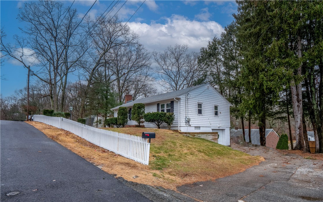 15 Ursula Road Smithfield, RI 02917 - Photo 3 of 32 Gallery Image 3