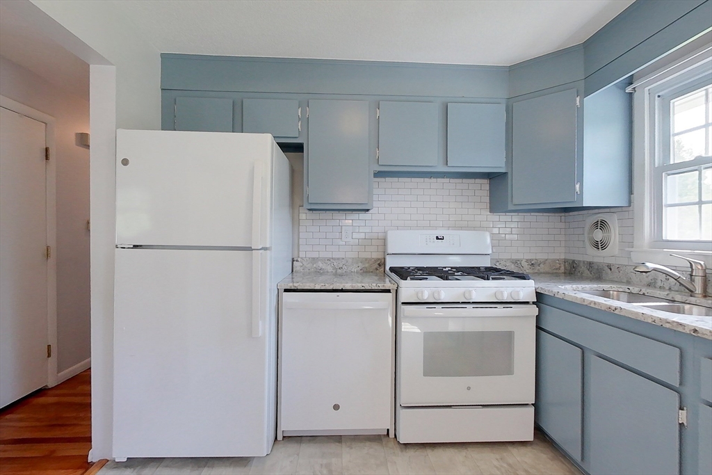392 Acton Road Chelmsford, MA 01824 - Photo 4 of 27
