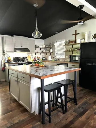 $2,200 | 6456 Presidential Circle, Zephyrhills, FL 33540