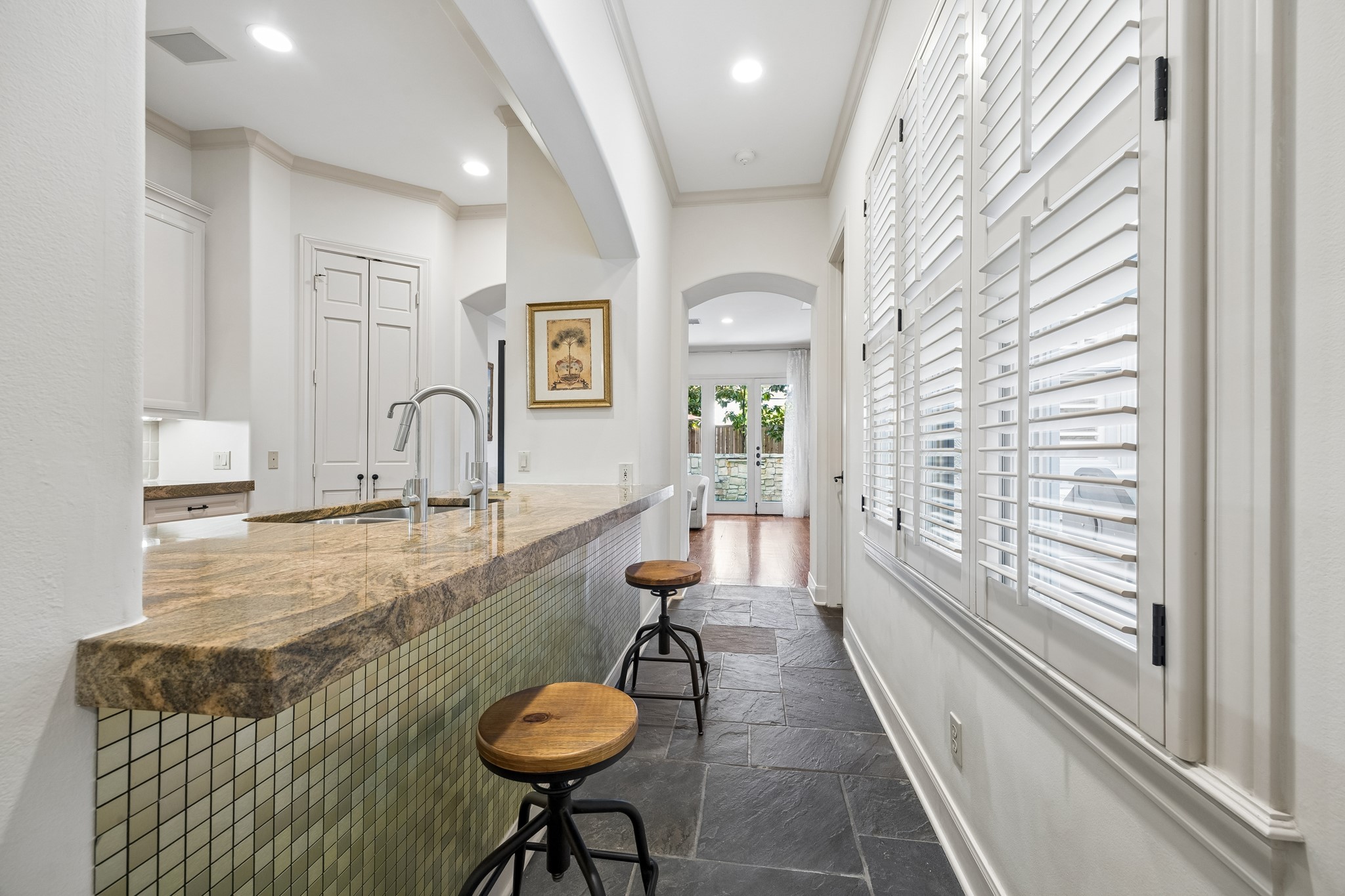 2207 Dunraven Lane Houston, TX 77019 - Photo 9 of 33 Breakfast Bar ! or wet bar for parties !
