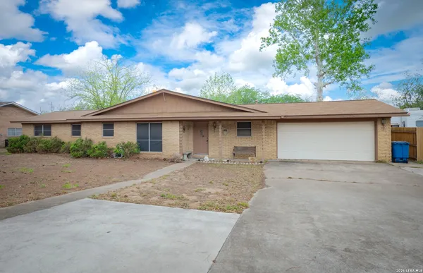 $299,900 | 119 High Meadow Drive, Pleasanton, TX 78064