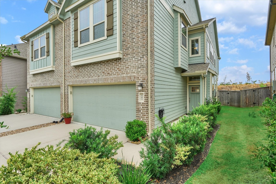 207 Biltmore Loop Montgomery, TX 77316 - Photo 2 of 16