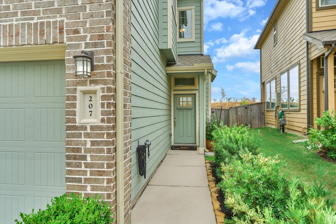 207 Biltmore Loop Montgomery, TX 77316 - Photo 3 of 16