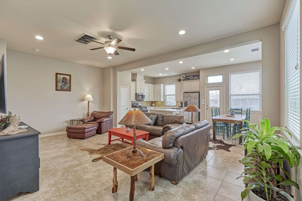 207 Biltmore Loop Montgomery, TX 77316 - Photo 4 of 16