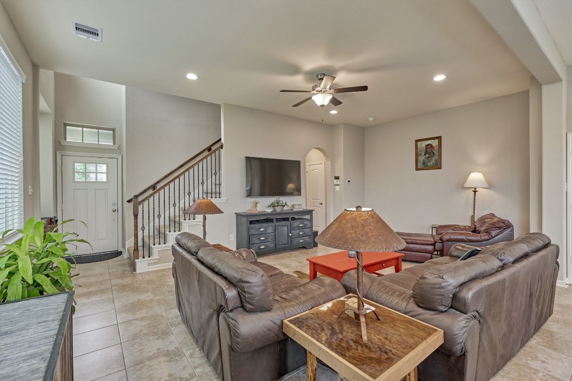 207 Biltmore Loop Montgomery, TX 77316 - Photo 5 of 16