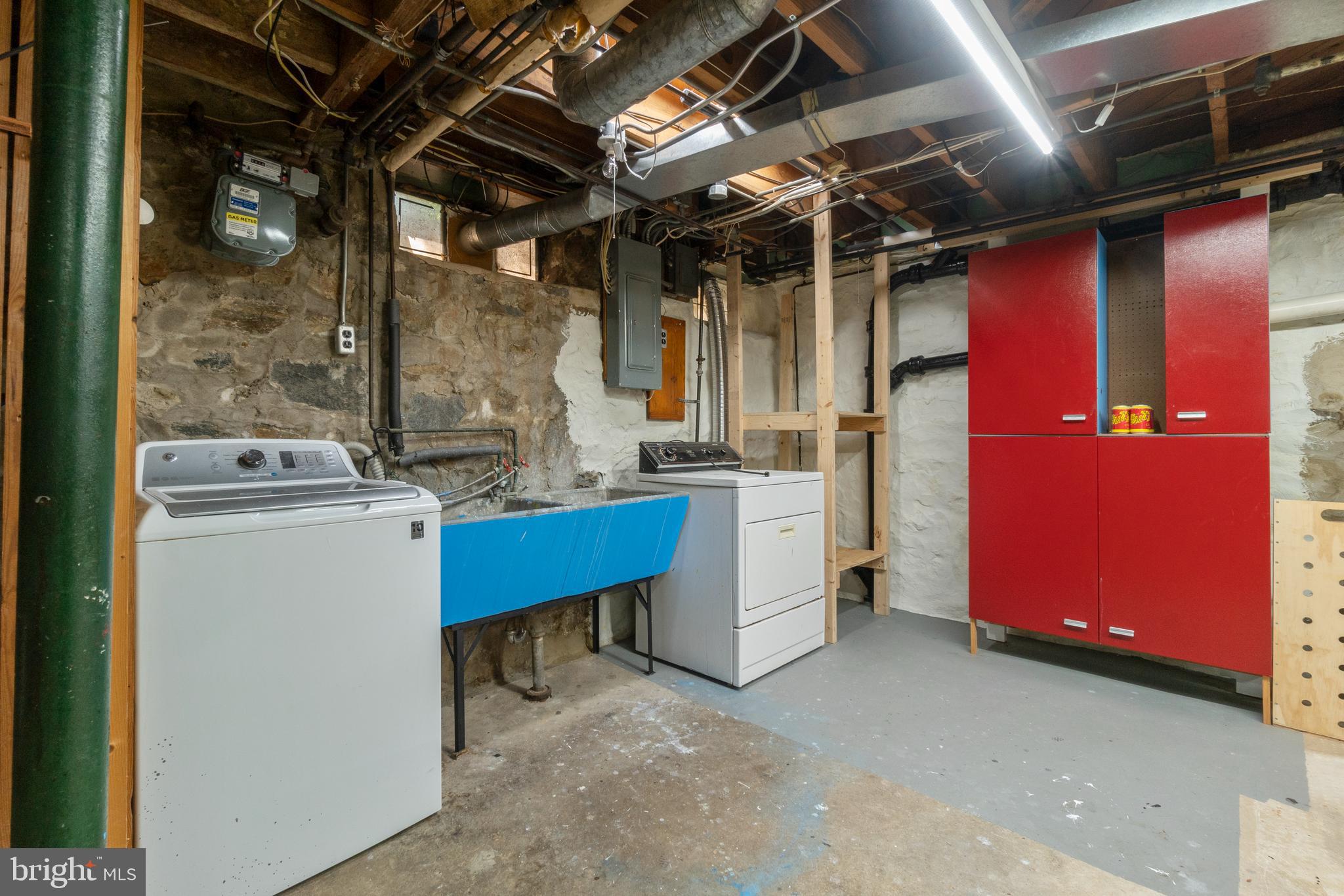 2110 South Road Baltimore, MD 21209 - Photo 42 of 43 Laundry area w/block glass windows