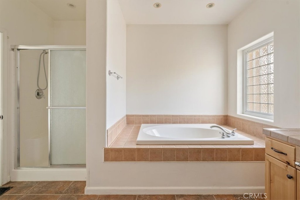 76846 Ranchita Canyon Road San Miguel, CA 93451 - Photo 25 of 51 a spacious bathroom with bathtub and window
