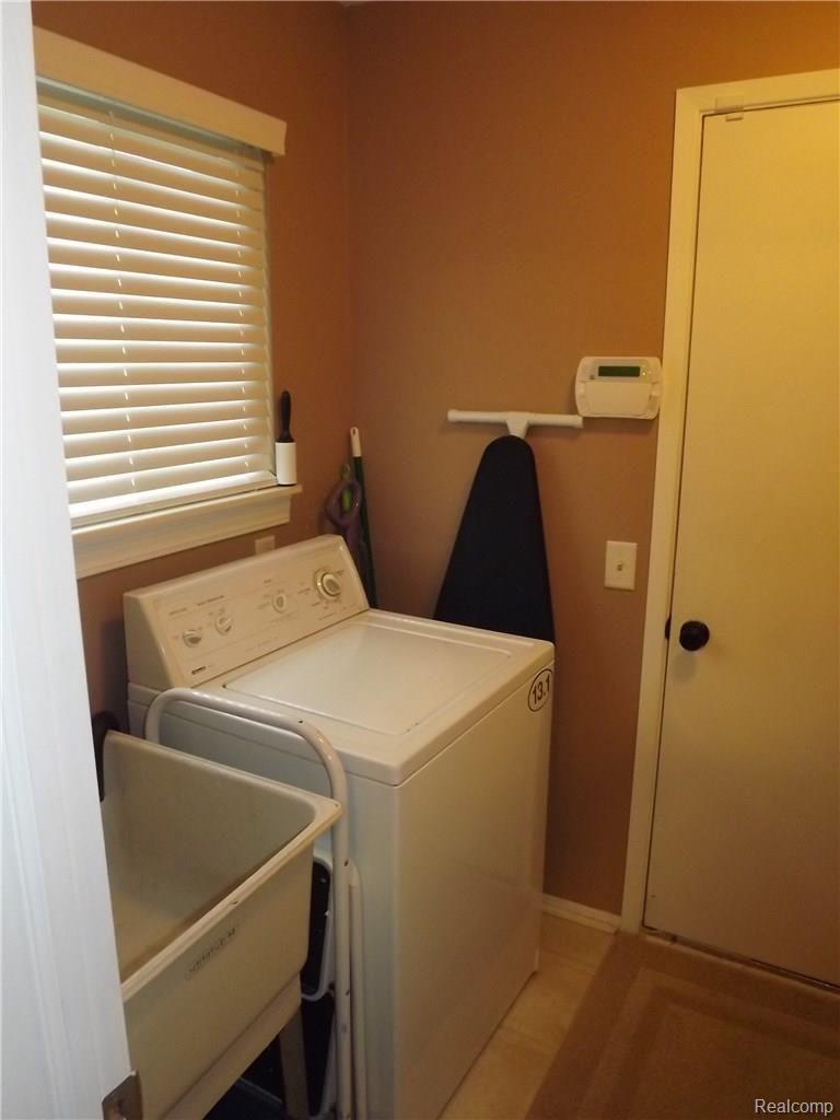 2218 Cumberland Road Rochester, MI 48307 - Photo 9 of 22 1st Floor Laundry Room