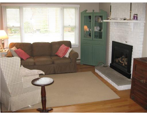 274 Mautucket Road South Kingstown, RI 02879 - Photo 5 of 12 Living Room.