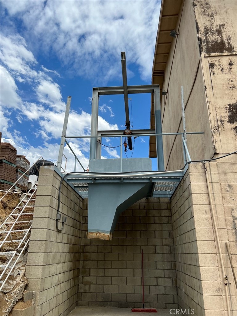 41220 Calle Contento Temecula, CA 92592 - Photo 19 of 30 a view of balcony with two windows