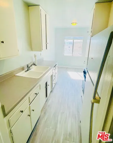 a spacious bathroom with 2 sink and a mirror