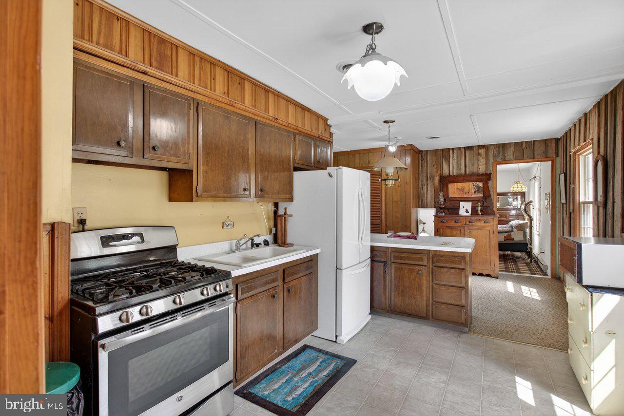 191 Hideaway Farms Road Edinburg, VA 22824 - Photo 20 of 40 a kitchen with stainless steel appliances granite countertop a stove refrigerator and cabinets