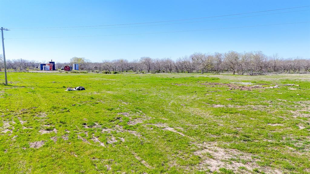 1 R Fm 637 Corsicana, TX 75109 - Photo 3 of 22 View of yard