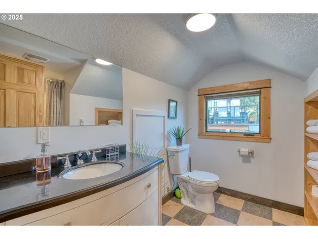 $879,000 | 343 Southeast Wyers Street, White Salmon, WA 98672