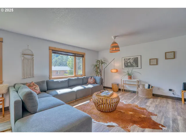 $879,000 | 343 Southeast Wyers Street, White Salmon, WA 98672