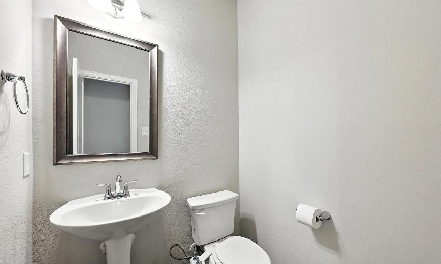 12559 Ravine Creek Road Frisco, TX 75035 - Photo 22 of 33 Half bath with toilet