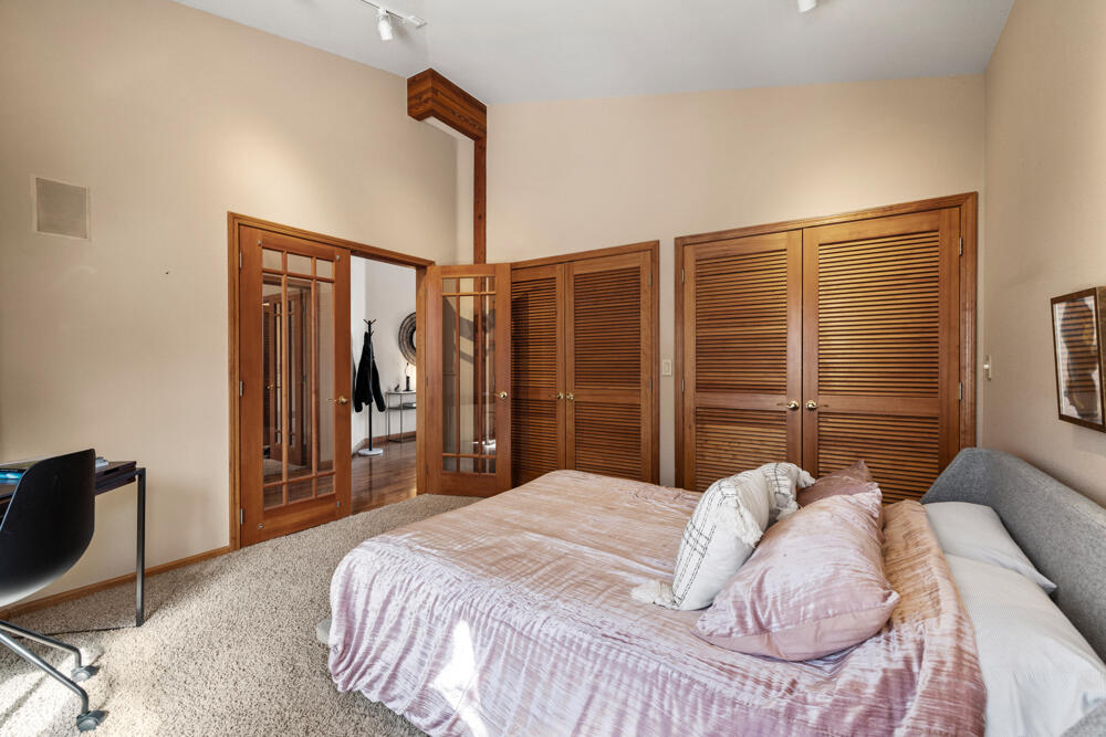 11147 Kestrel Road Klamath Falls, OR 97601 - Photo 10 of 66 Wall of Closets