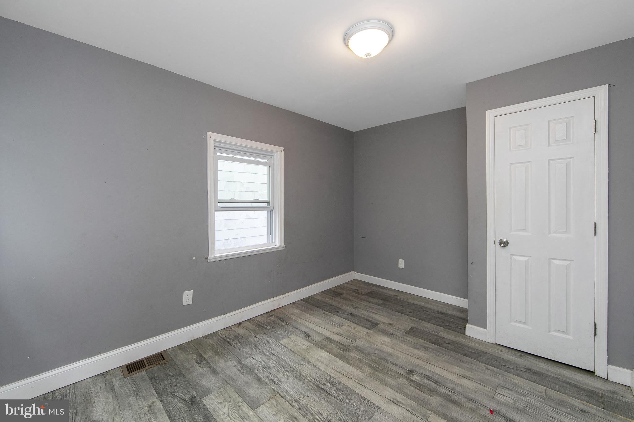133 East Federal Street Burlington, NJ 08016 - Photo 28 of 43 an empty room with wooden floor and windows